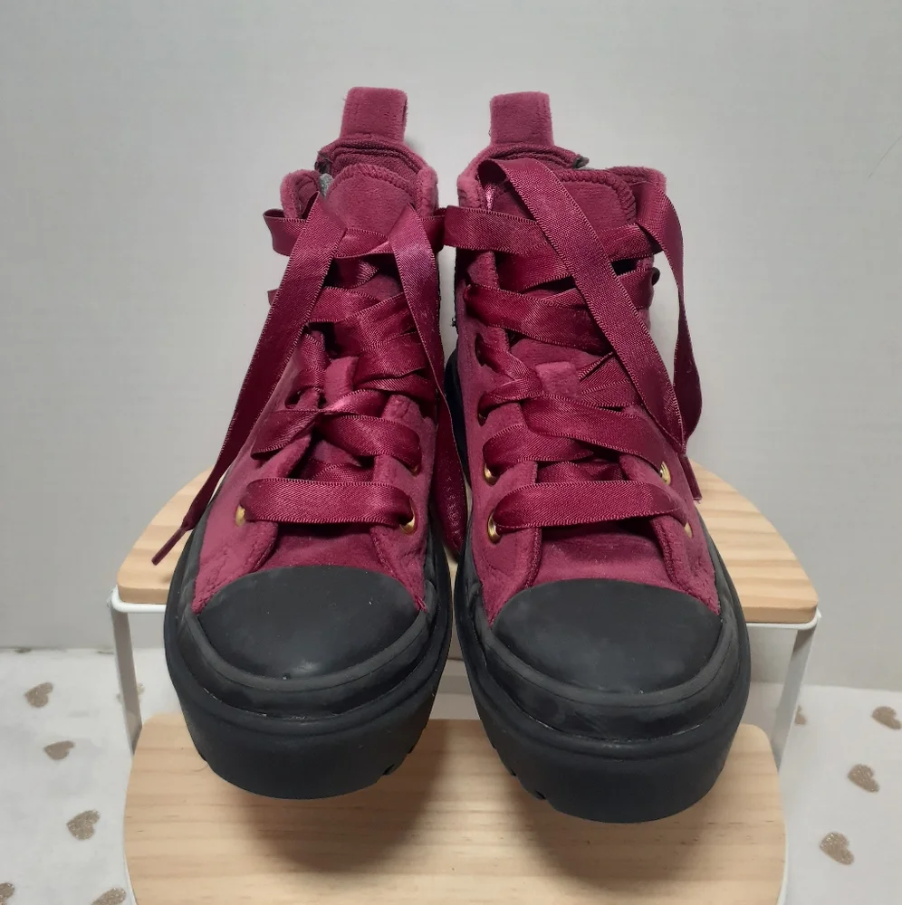 🔥3/$70 🎉S-HP🎉 Converse Girls Hi-Top Sneakers